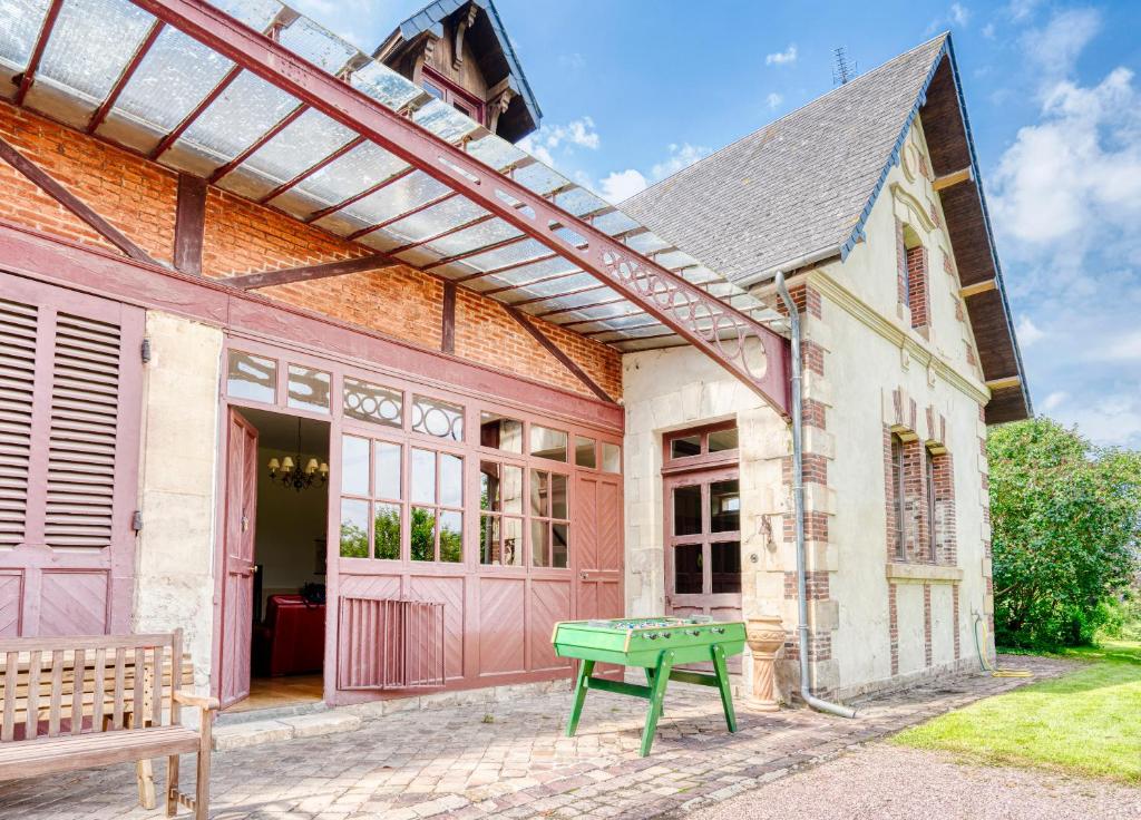 une maison avec une table de ping-pong devant elle dans l'établissement Nunki YourHostHelper, à Tourville-sur-Odon