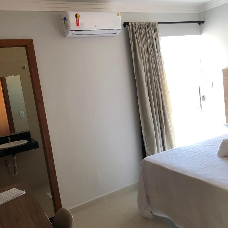 Postel nebo postele na pokoji v ubytování KK Palace Hotel