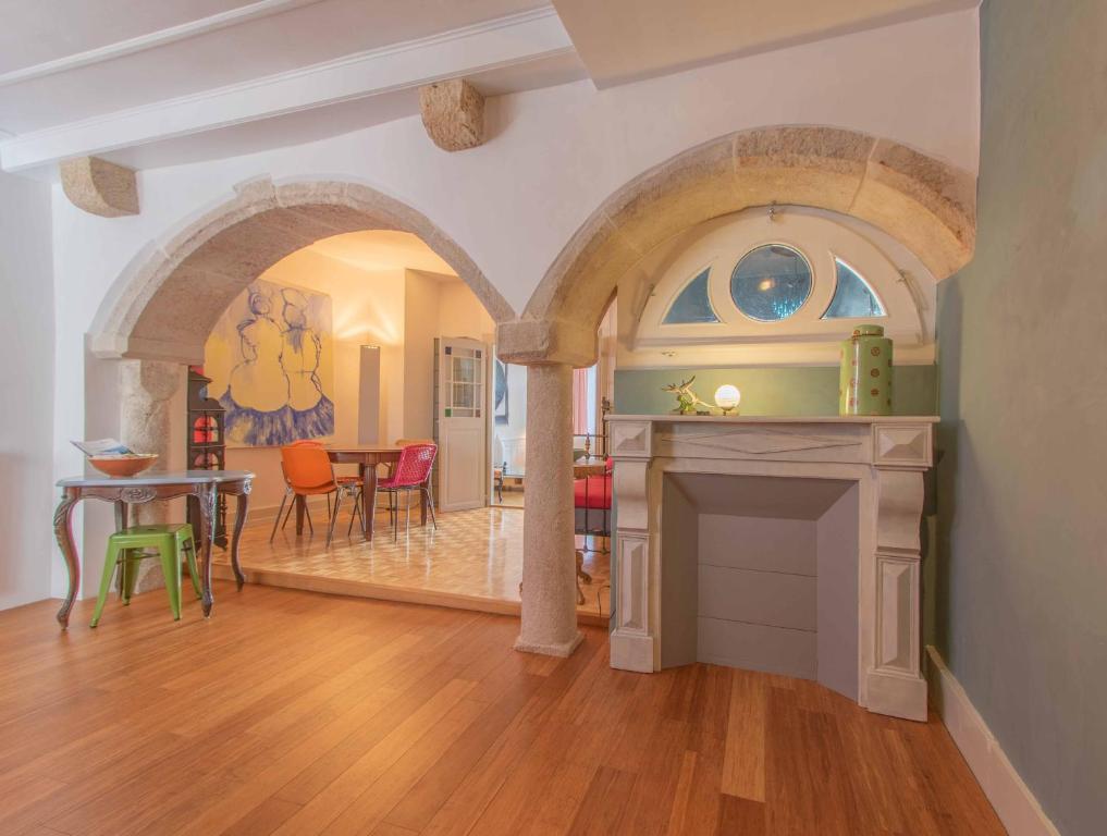 a living room with an archway and a dining room at Appartement de vacances Un ange passe à Porrentruy in Porrentruy