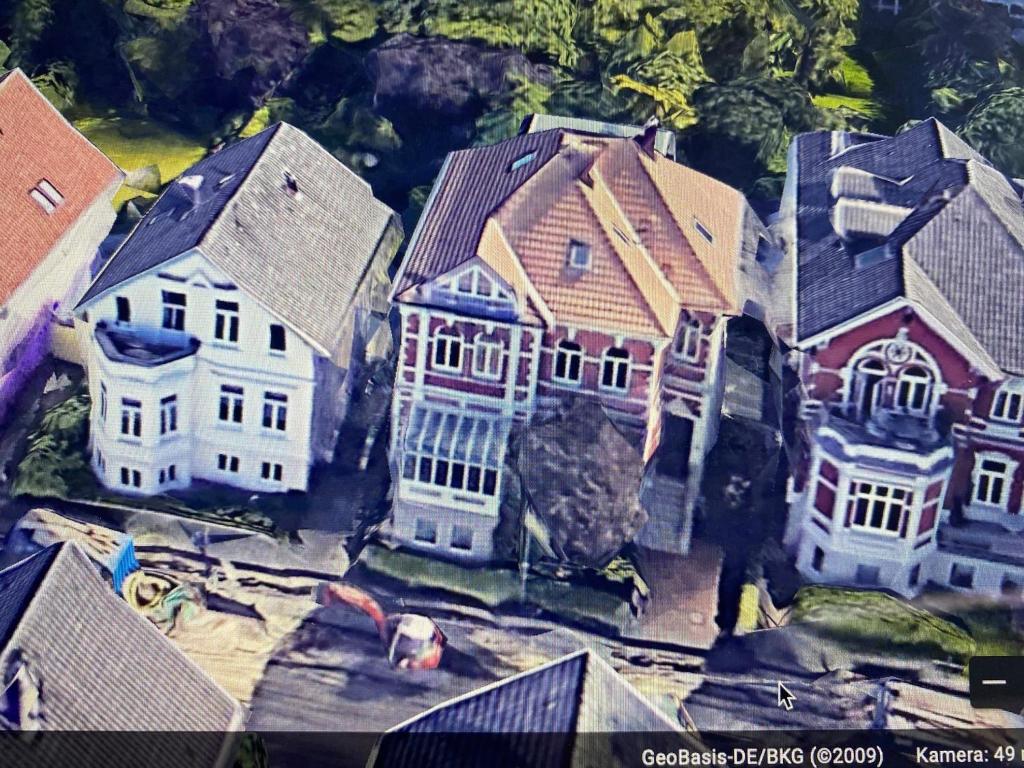 - une vue aérienne sur une grande maison dans l'établissement Schönes Dachgeschoss Loft in Oldenburg Citynah, à Oldenbourg