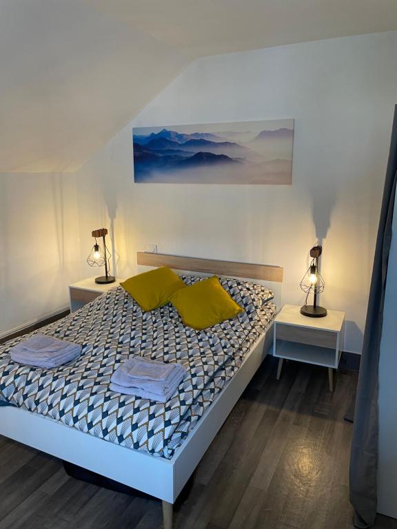 1 dormitorio con 1 cama con 2 toallas en Joli T1 3* rénové mars 2022 proche lac et ville, en Aix-les-Bains