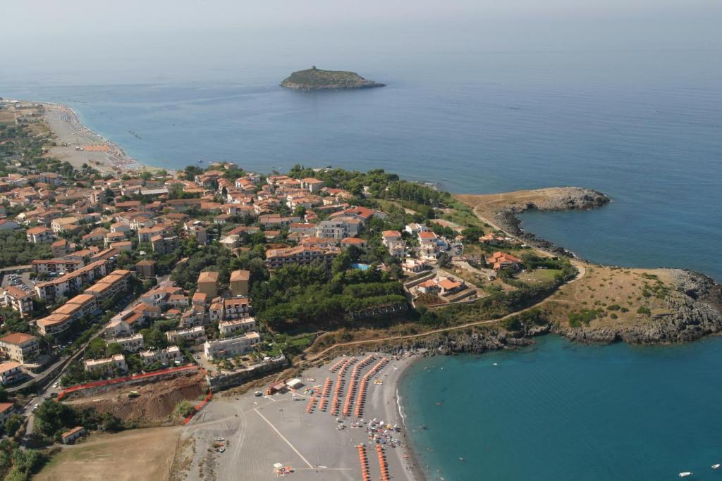 una vista aérea de una ciudad en la playa en B&B Da Zio Peppe en Cirella