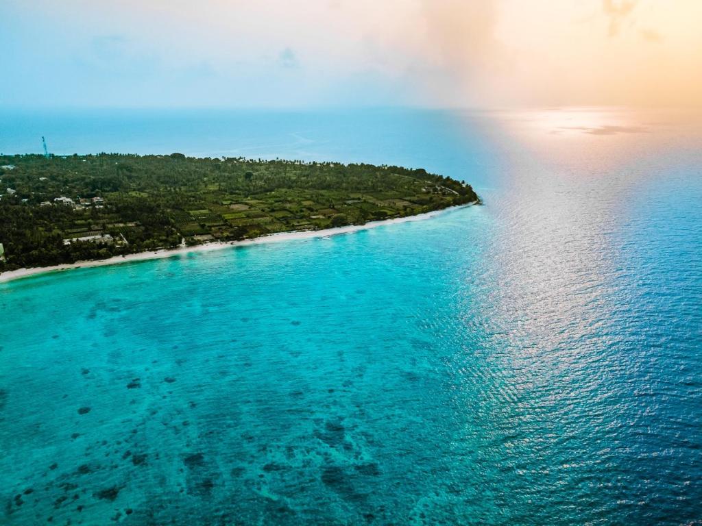 ソドゥーにあるRiyaludhathuru Maldivesの海上の島の空中