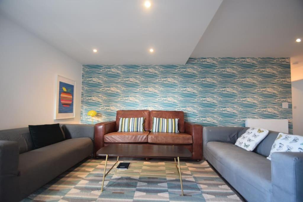 Area tempat duduk di Flat 1 High Tide House, Mortehoe - beautifully designed ground floor flat with sea views and garden
