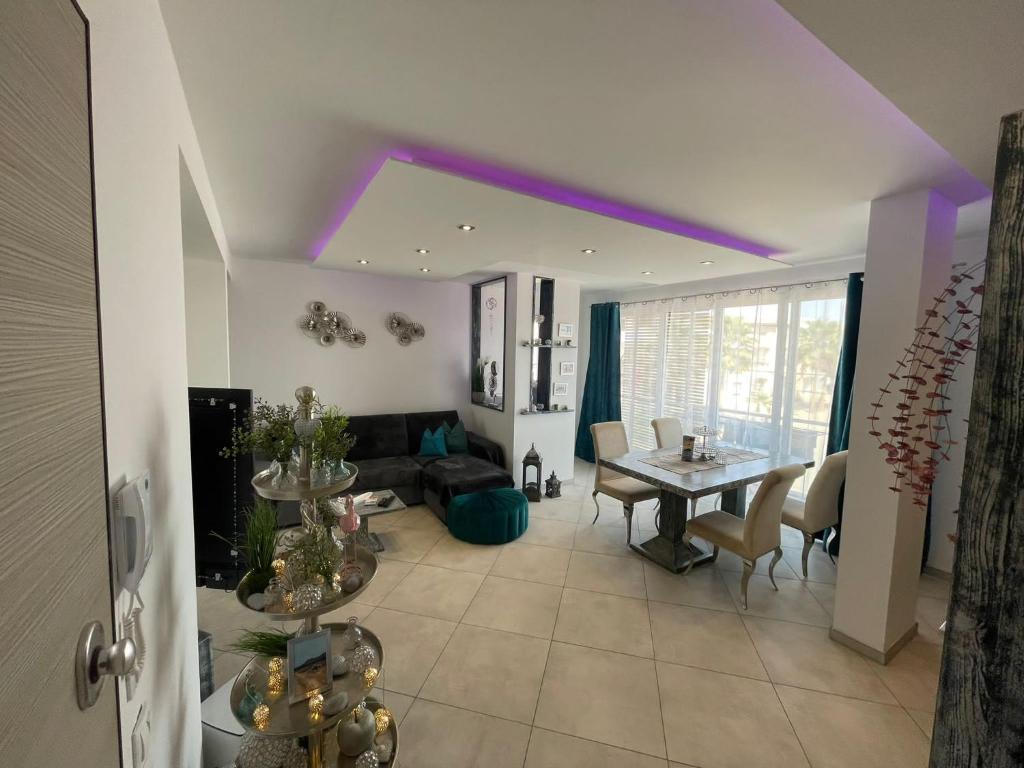 ein Wohnzimmer mit einem Tisch und einer lila Decke in der Unterkunft Luxury Beachhouse Apartment Boa Vista in Sal Rei