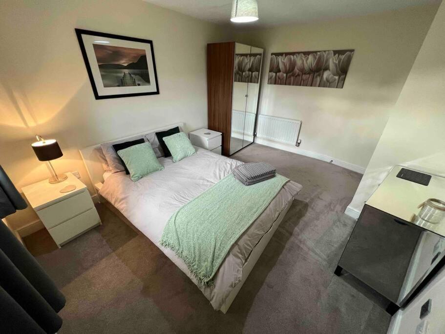 een slaapkamer met een groot bed in een kamer bij Viking in Cronton