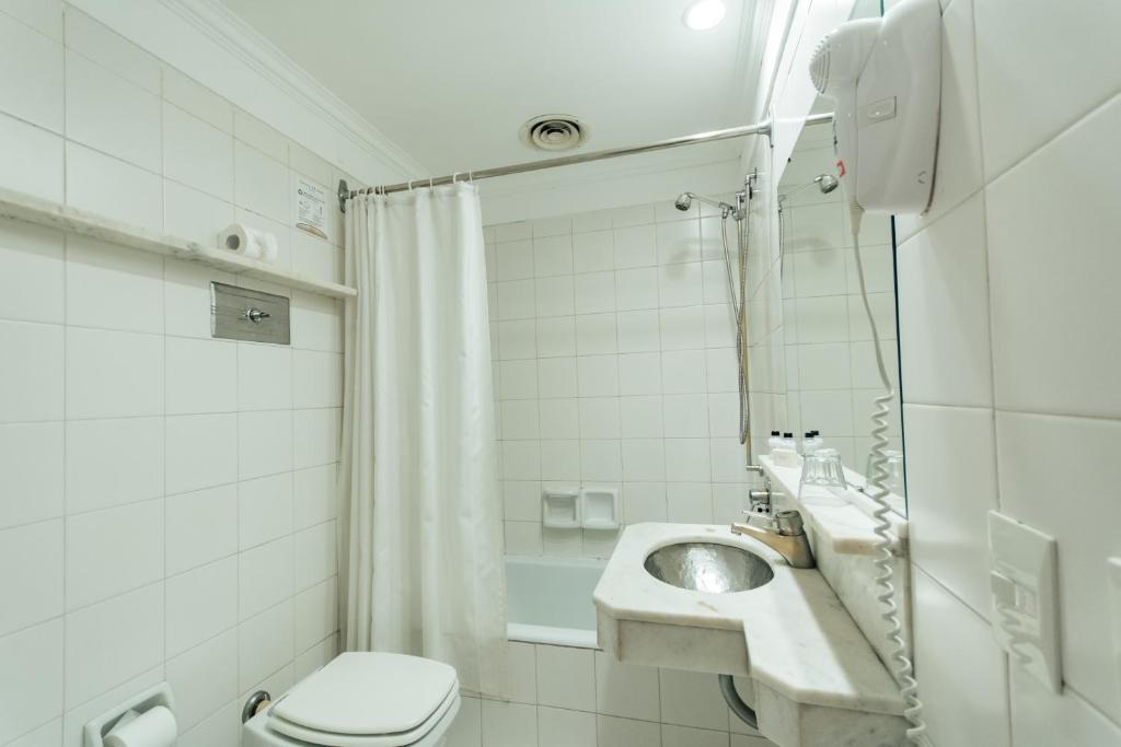 A bathroom at Dorá Hotel Buenos Aires