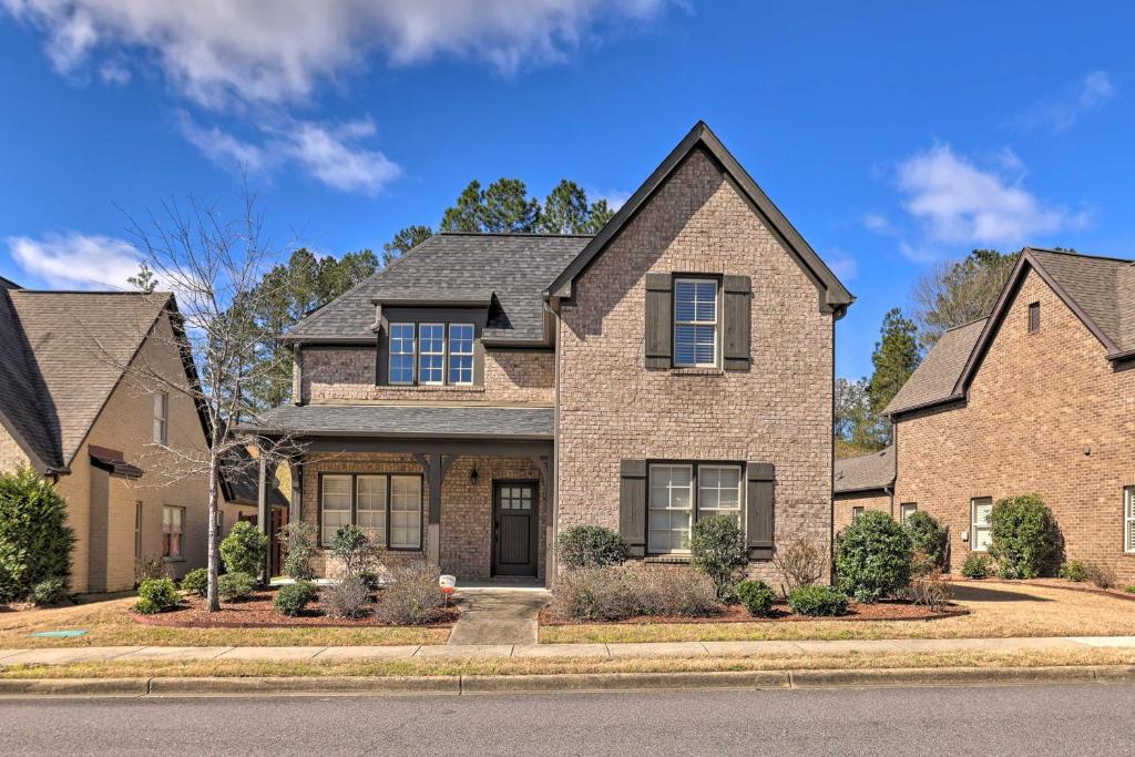 una casa de ladrillo marrón en Family-Friendly Home in Hoover with Backyard!, en Hoover