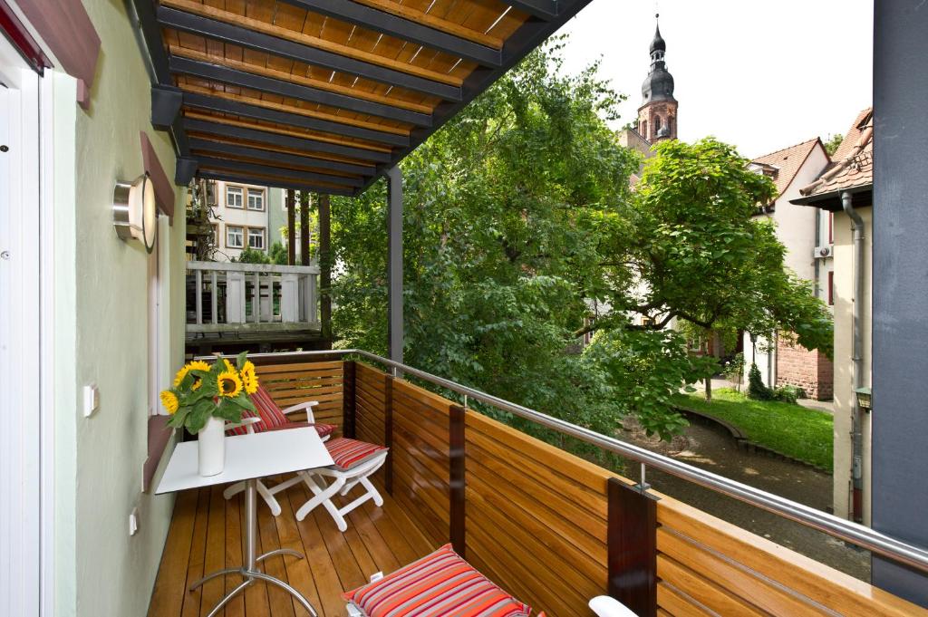 ハイデルベルクにあるHeidelberg ROOMSの景色を望むバルコニー(テーブル、椅子付)