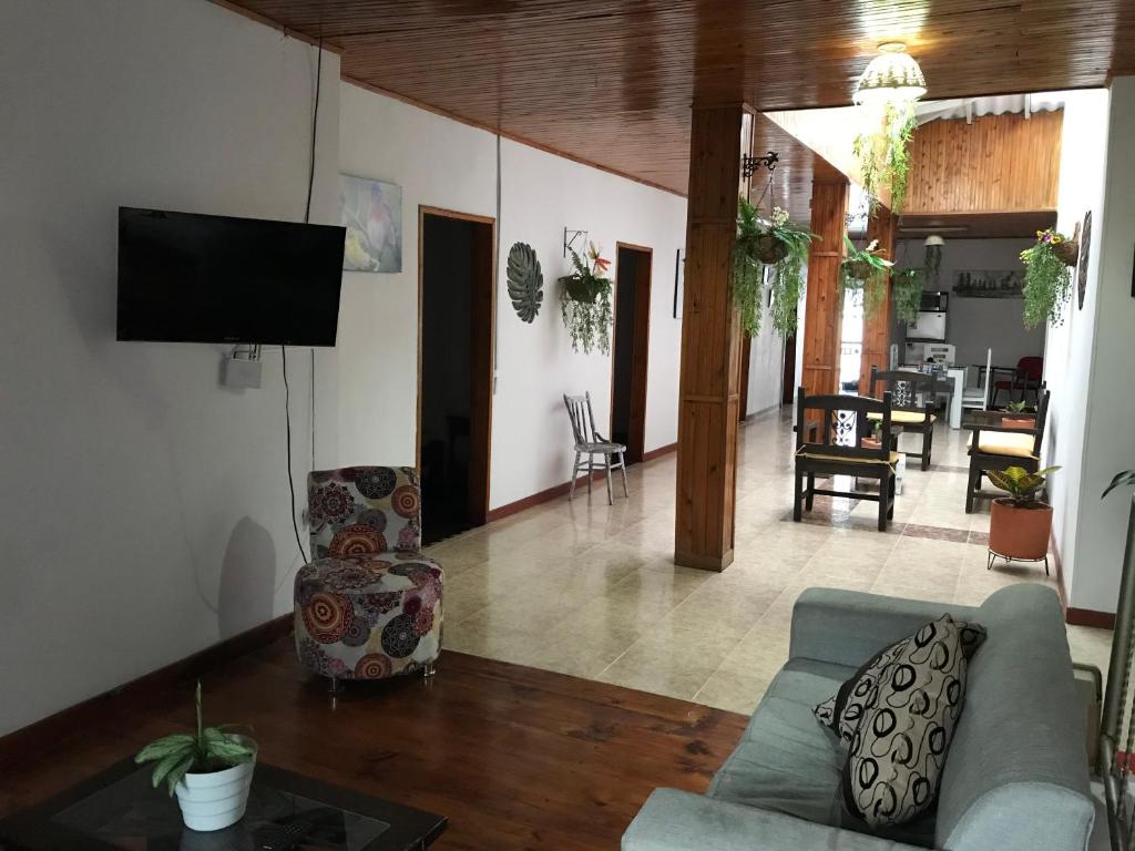 TV a/nebo společenská místnost v ubytování Hermosa Casa en el centro de Santa Rosa de Cabal, sobre vía principal a 3 cuadras de la Plaza