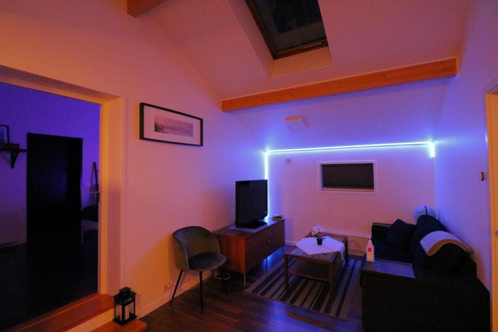 TV a/nebo společenská místnost v ubytování Kinna Central Town Villa