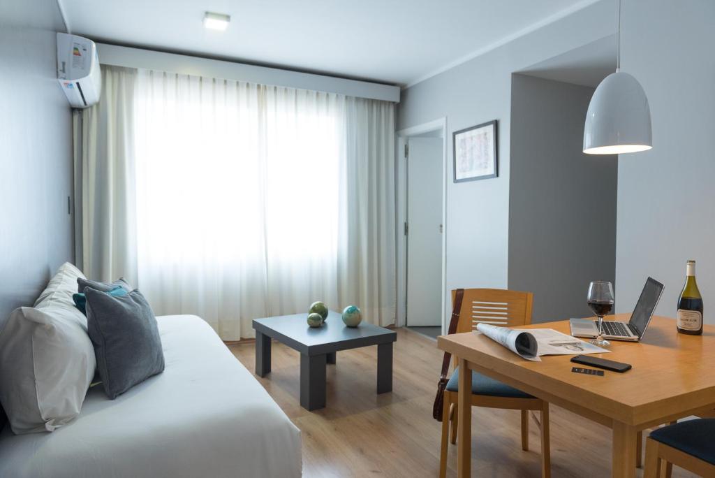 Uma área de estar em Portal Plaza Suites