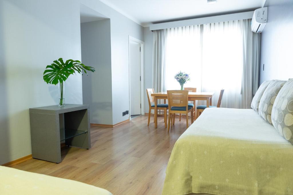 Cama ou camas em um quarto em Portal Plaza Suites