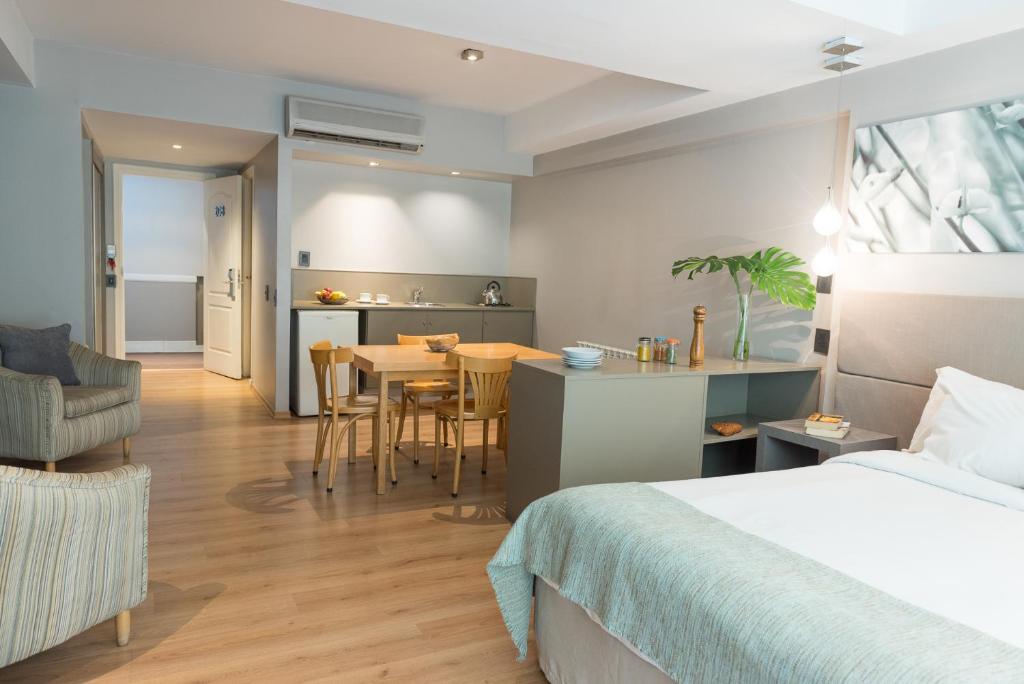Uma área de estar em Portal Plaza Suites