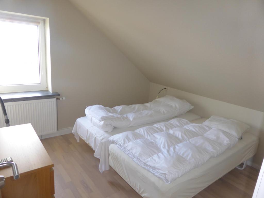 Postel nebo postele na pokoji v ubytování Harboøre Hotel