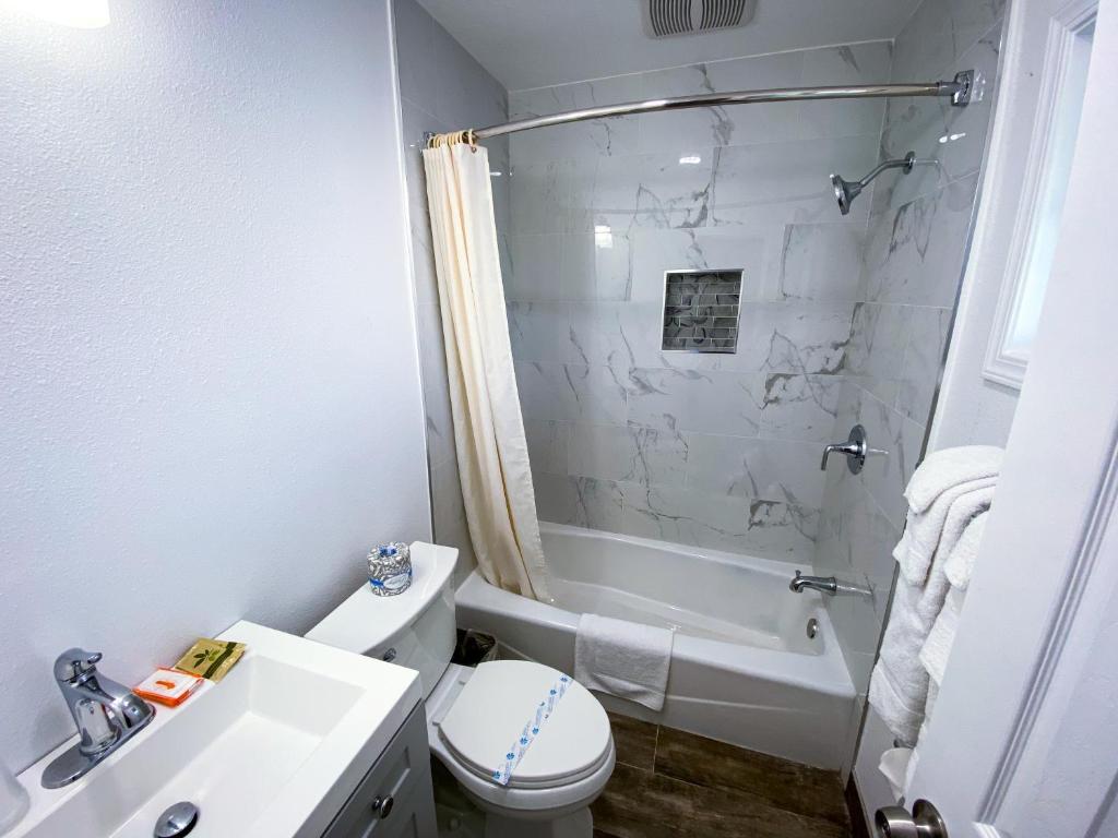 ein Badezimmer mit einer weißen Toilette und einem Waschbecken in der Unterkunft Town and Country Inn in Santa Barbara