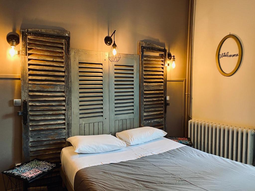 Postel nebo postele na pokoji v ubytování Hotel Le Midi Clermont-Cournon