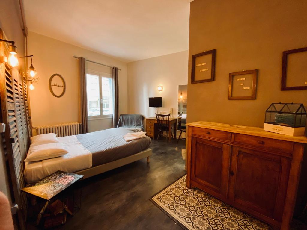 Ліжко або ліжка в номері Hotel Le Midi Clermont-Cournon