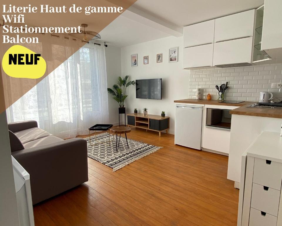 uma sala de estar com um sofá e uma cozinha em Les Rives Saint Symphorien, appartements meublés em Longeville-lès-Metz