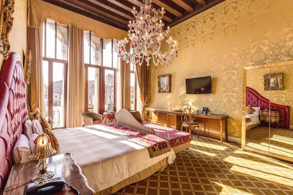 Pesaro Palace - Resim 3