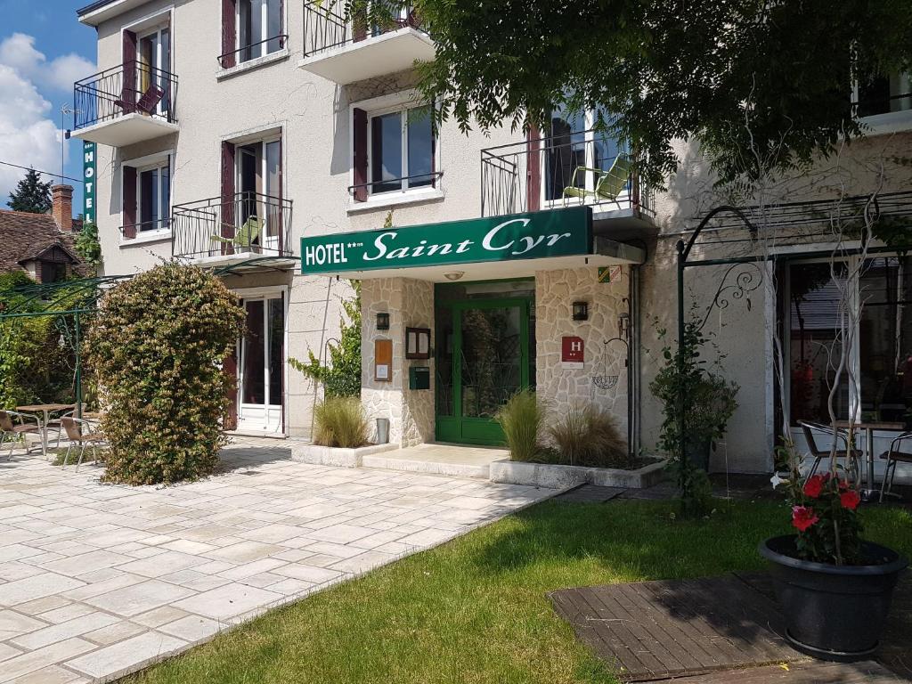 um edifício com um sinal que lê mais santini spa em Hôtel Saint Cyr em La Ferté-Saint-Cyr