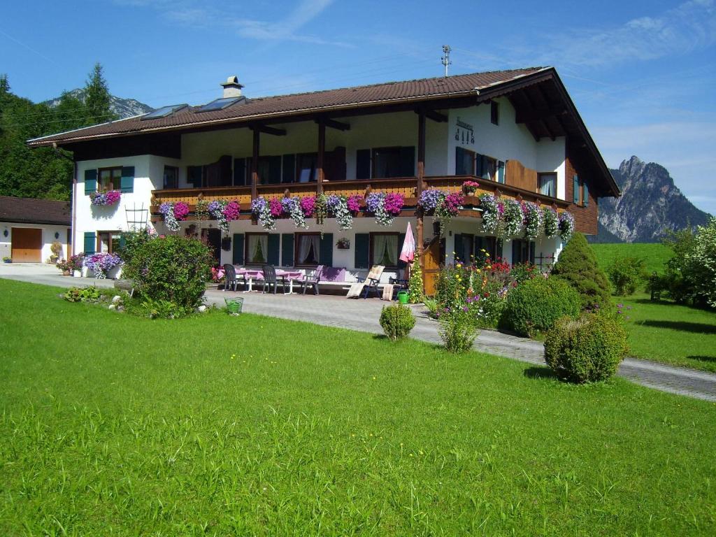 een huis met bloemen erop bij Pension Herzoghäusel in Bischofswiesen