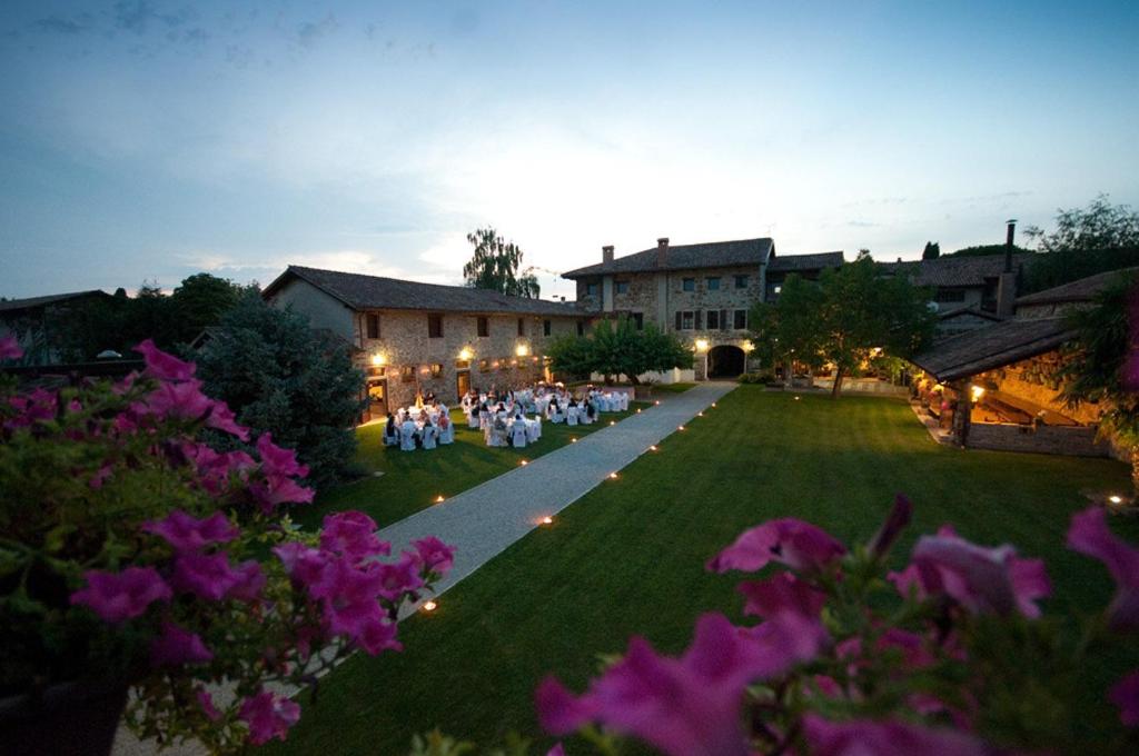 an image of a wedding reception in the yard of a building at Agriturismo il Vagabondo in Buttrio