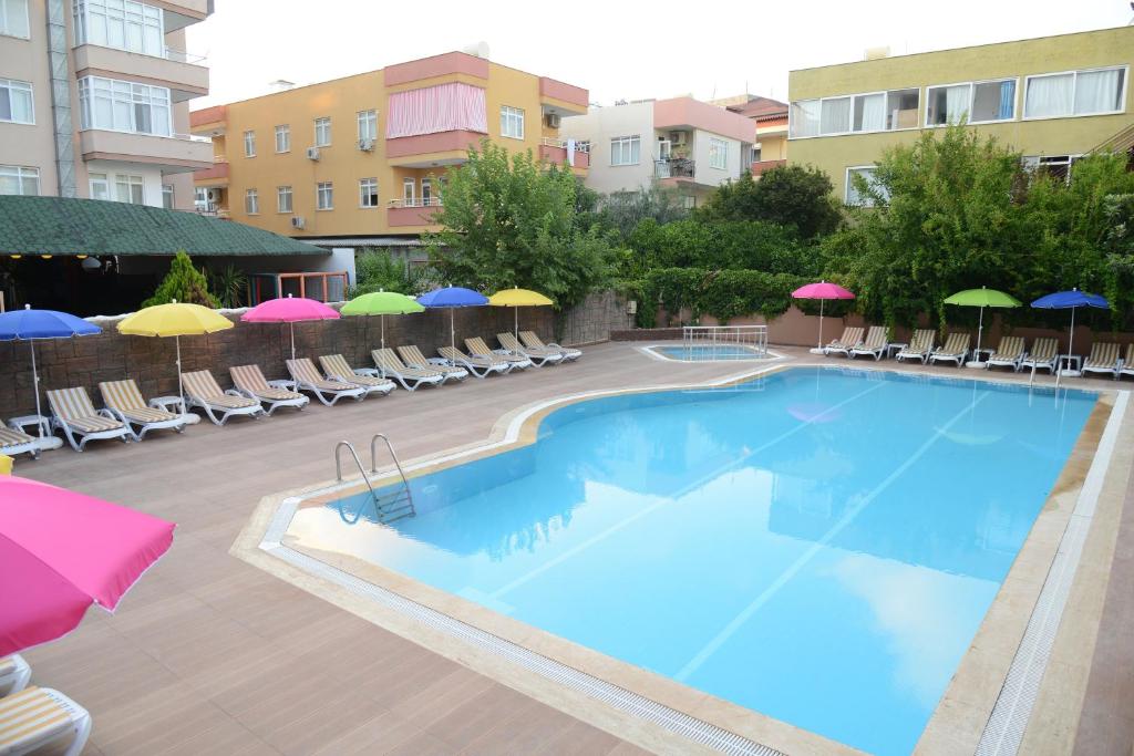 Bazén v ubytování Ozgur Bey Spa Hotel nebo v jeho okolí