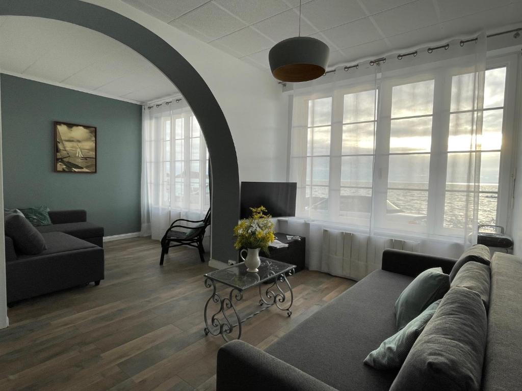 un soggiorno con divano e tavolo di Douceur Marine a Cancale