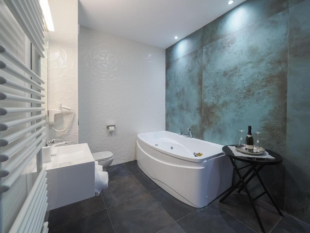 Hotel Anastasia - King Room With Spa Bath