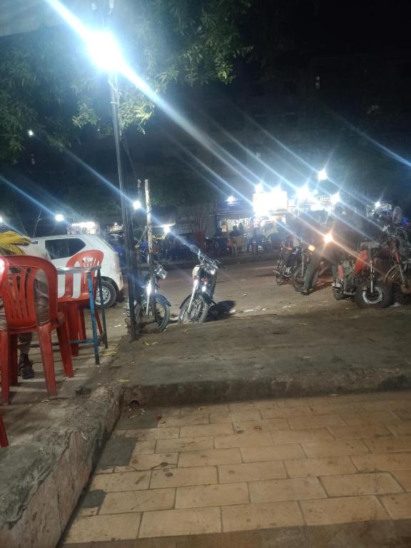 een groep motorfietsen geparkeerd op een parkeerplaats 's nachts bij Hotel President lnn Karachi in Karachi