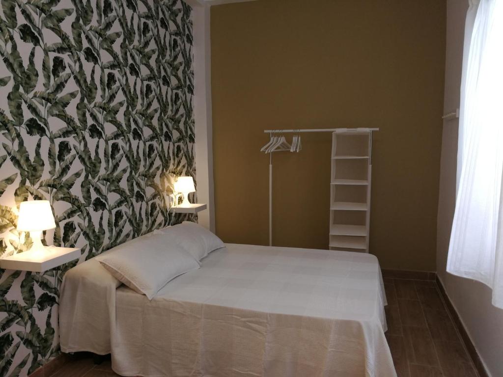 1 dormitorio con 1 cama con papel pintado en blanco y negro en Estudio La Colonia, en Águilas