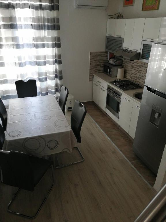 Kuchyň nebo kuchyňský kout v ubytování CENTAR NJIVICE