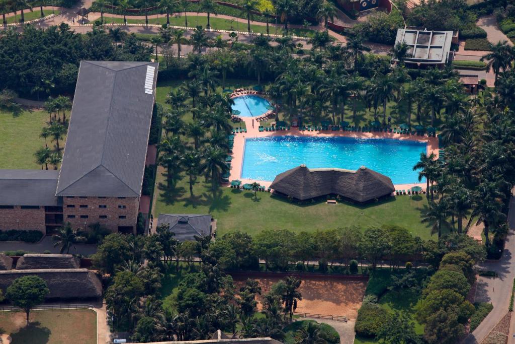 Bazén v ubytování Speke Resort and Conference Center nebo v jeho okolí