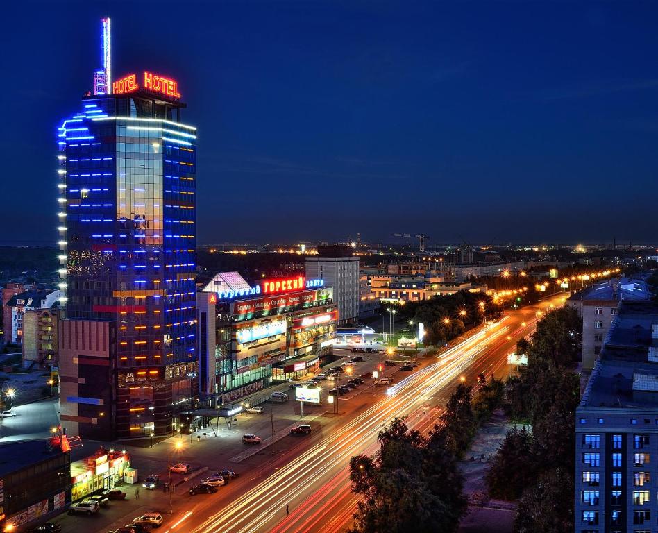 una ciudad iluminada por la noche con edificios y tráfico en Gorskiy City Hotel, en Novosibirsk
