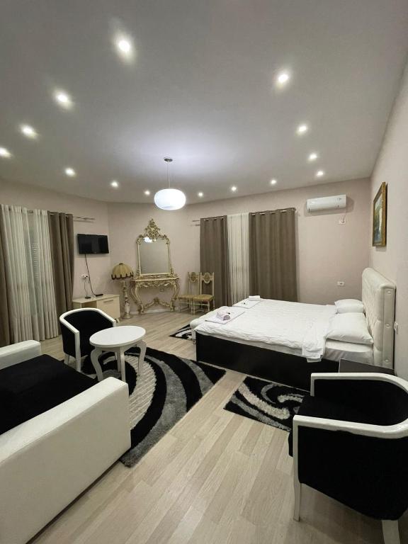 TV a/nebo společenská místnost v ubytování Hotel Holiday