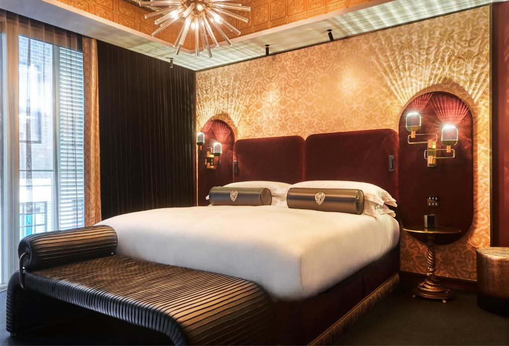 Chateau Denmark London - Luxury Room