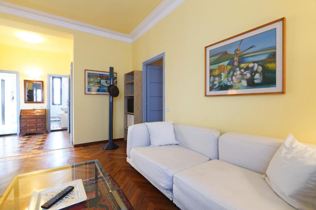 een woonkamer met een witte bank en een glazen tafel bij PrimoPiano - Ponzio in Milaan