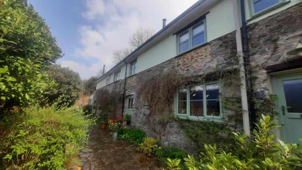 an external view of the house at 2 Mill Cottages in Cornworthy