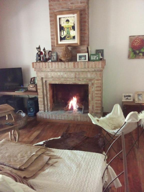 einen Kamin im Wohnzimmer mit Kamin in der Unterkunft los agapantus in Ingeniero Maschwitz