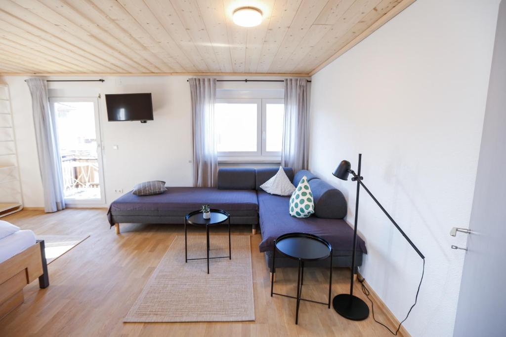 Posedenie v ubytovaní WOHNUNG OBERGESCHOSS mit 3 Schlafzimmer in ruhiger Gegend