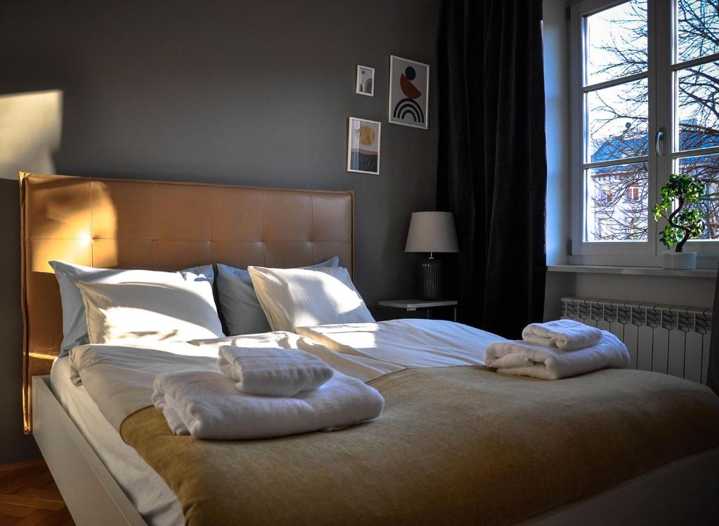 1 dormitorio con 1 cama con toallas en Best Rest Warszawa Stare Miasto en Varsovia