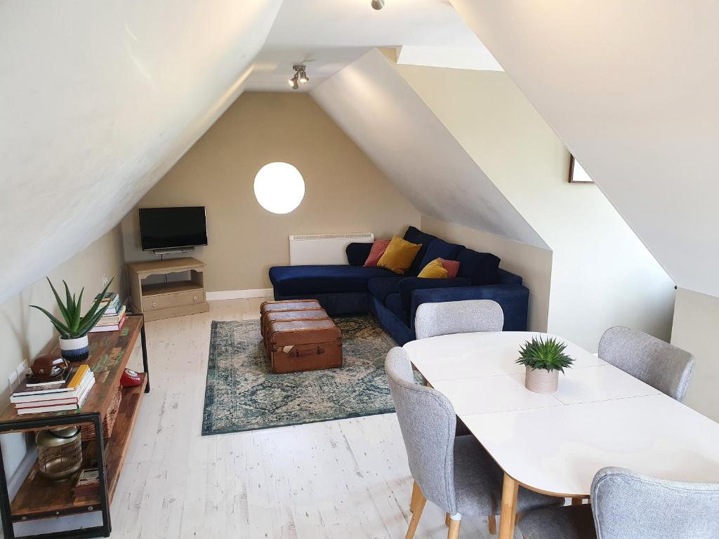 Et sittehjørne på Beautiful 2 bedroom guest house with private pool in Lacock, Wiltshire
