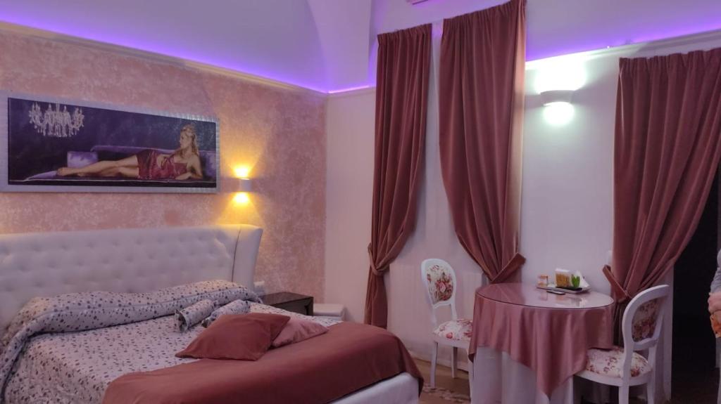 una camera con un letto e un tavolo di B&B Mamma Splendora a Lecce