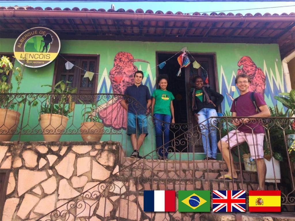 Un groupe de personnes debout à l'avant d'une maison dans l'établissement Chapada Backpackers Hostel Agência, à Lençóis