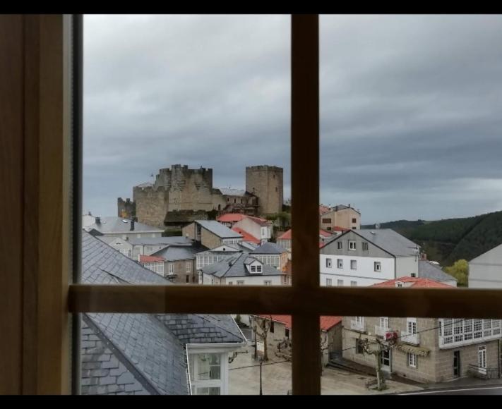 einen Blick aus dem Fenster einer Stadt mit einem Schloss in der Unterkunft A casa do clarete in Castro Caldelas