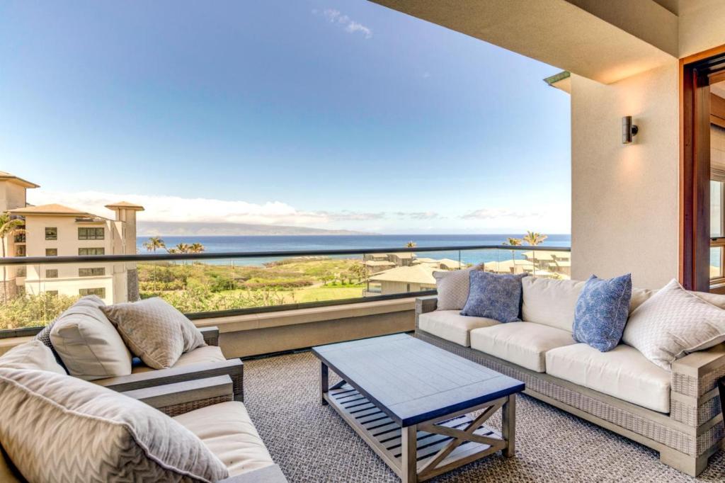 una sala de estar con 2 sofás y vistas al océano. en K B M Resorts- Montage-Molokai Penthouse 3Bd Suite, ocean views, includes all Montage amenities, en Kapalua