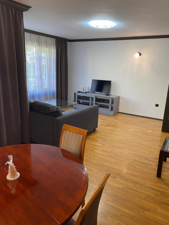 Bulgarian Champs -Elysees street apartment