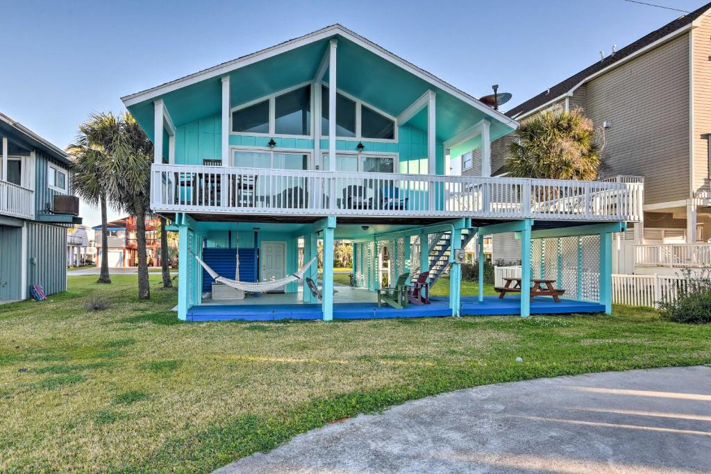 Vacation Home Cozy Galveston Beach House Walk to the Gulf!, TX