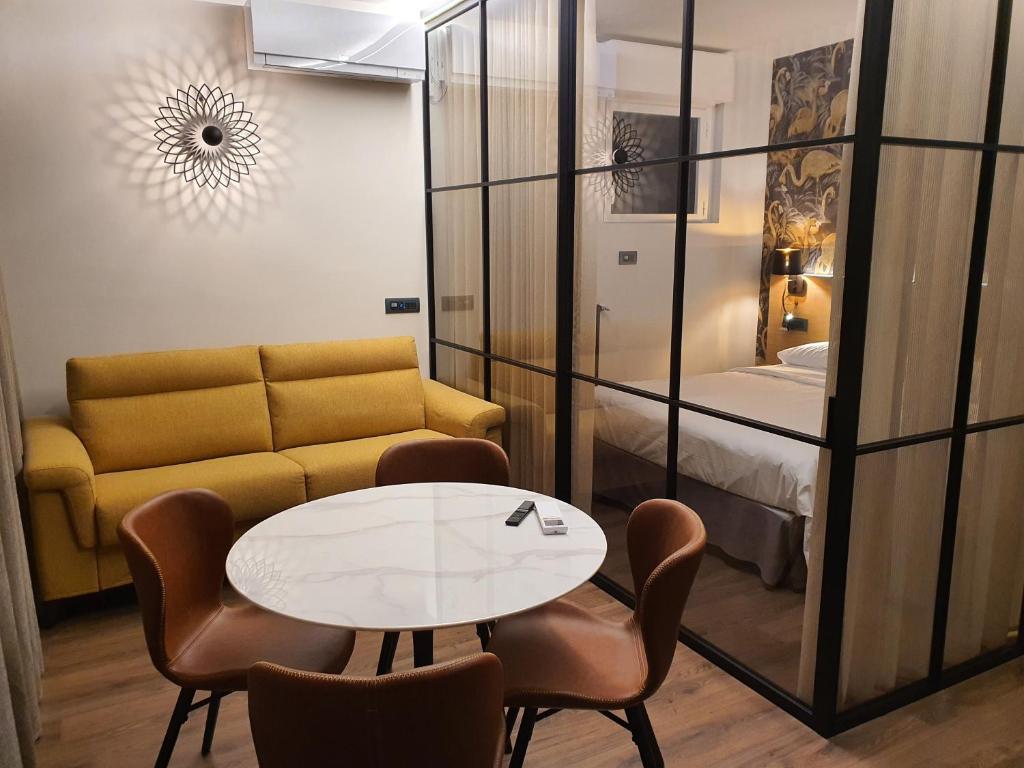 A seating area at Porta Romana Gold Suite